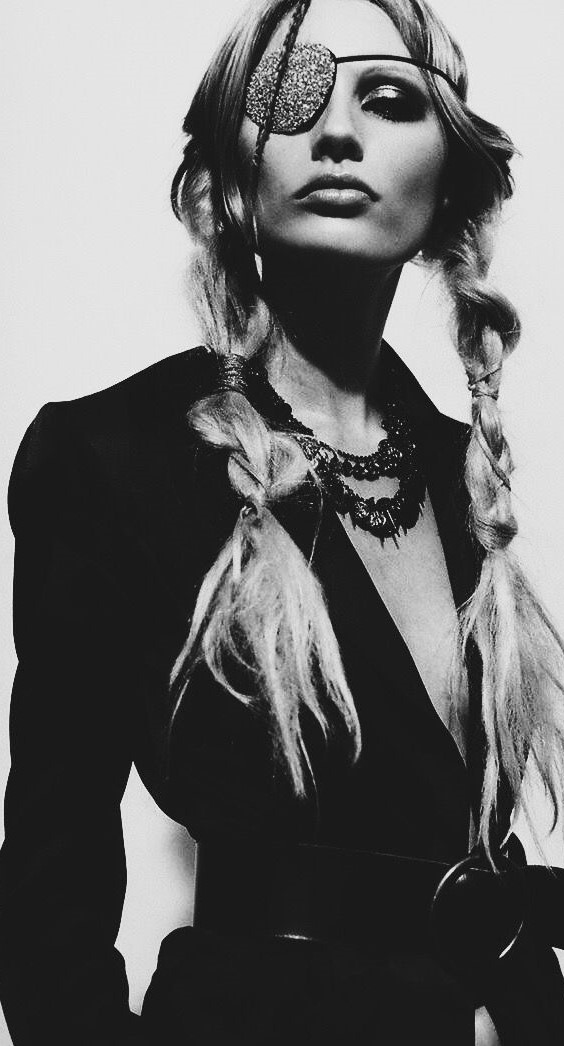 010925 Απέναντι